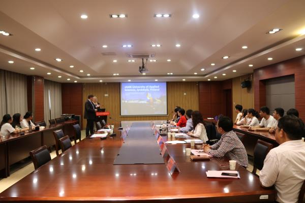 2018.6.5 芬兰于韦斯屈莱应用科学大学国际处长Nina和院长Pasi介绍友好学校情况.JPG